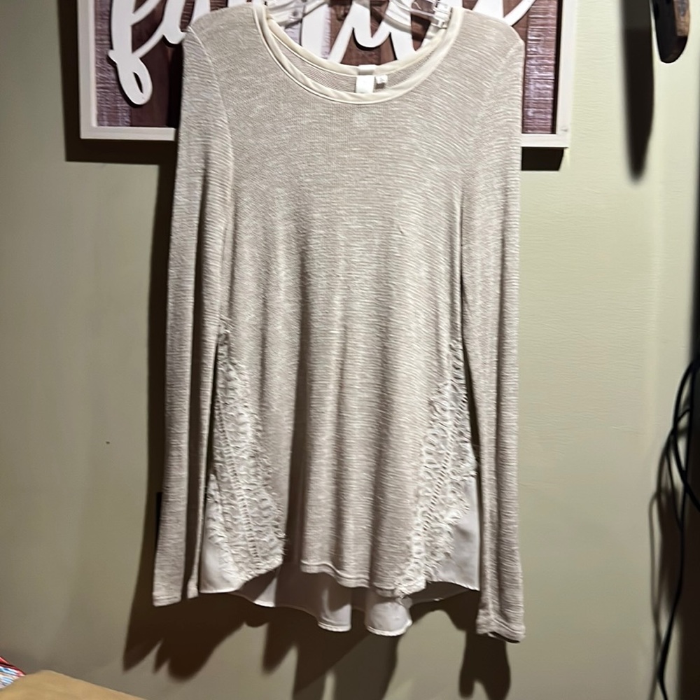 Beautiful tunicwith lace and semi sheer back.